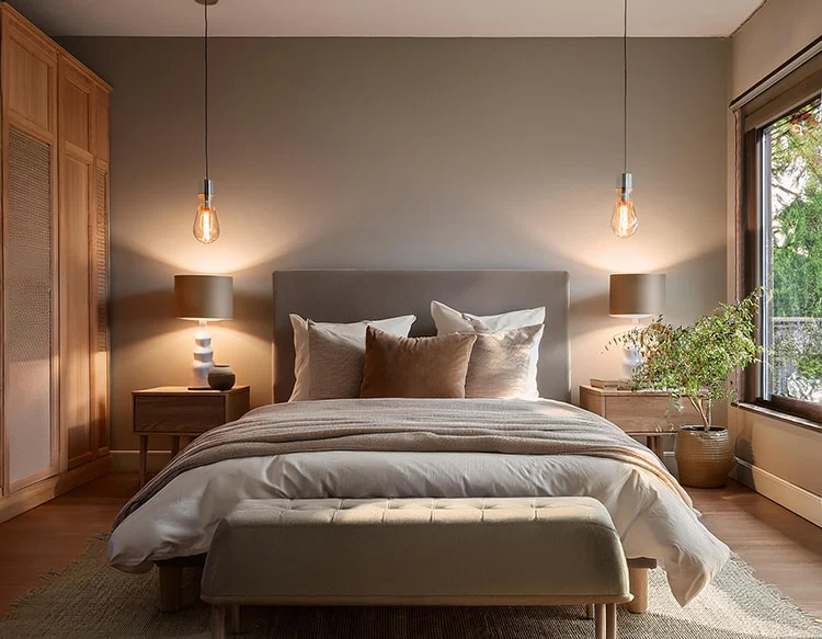 在卧室风水中，床的两侧应放置配套的床头柜和床头灯